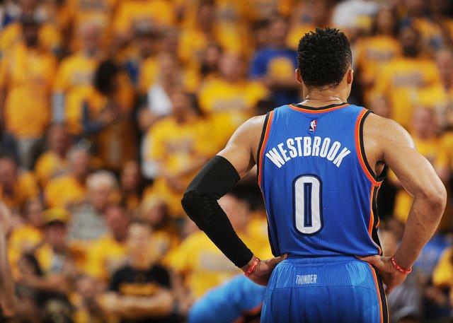  里昂队长红牌罚下，十人应战憾平布雷斯特  